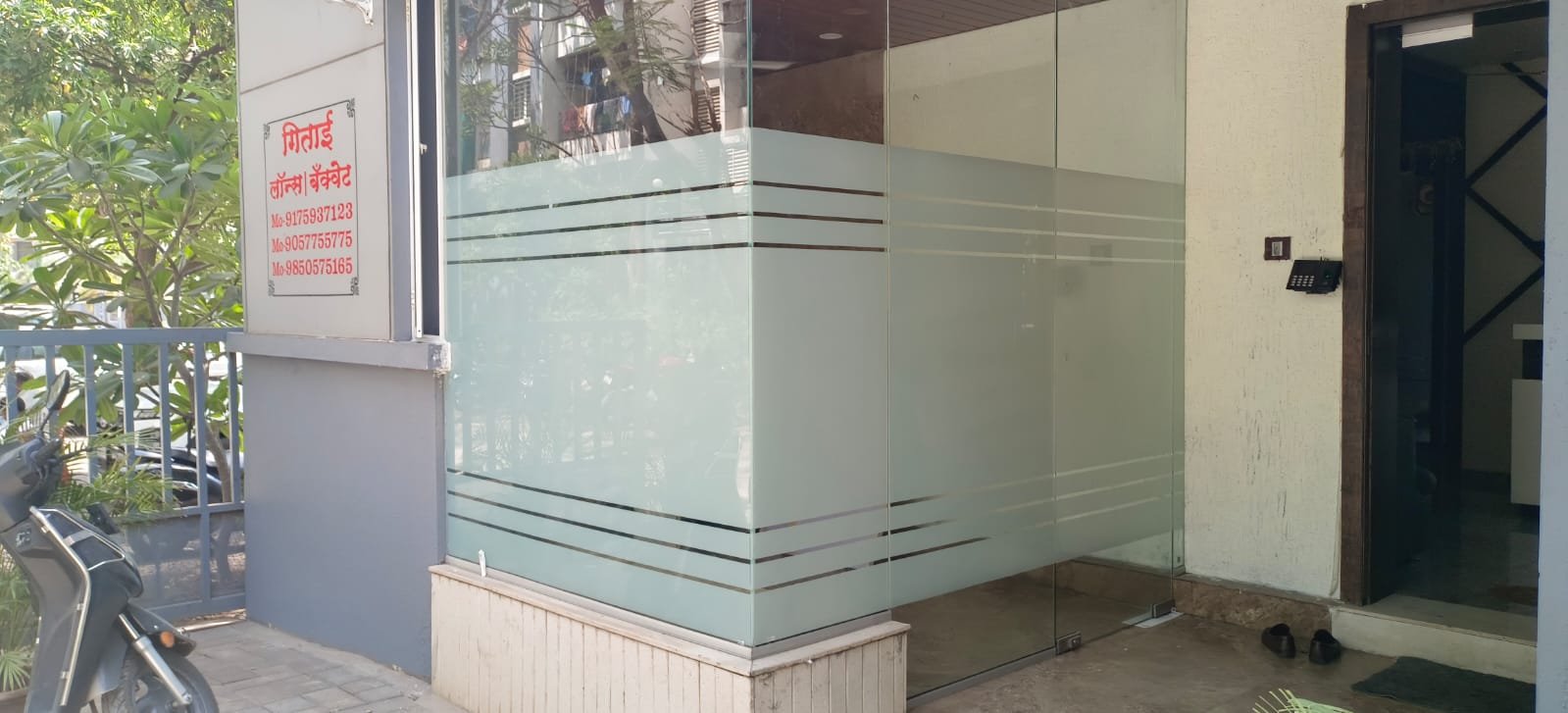 Exterior glass corner with frosted privacy film